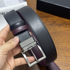 PRADA 3.5cm 黑/枣红 亮枪扣十字纹牛皮革腰带设计简约精致,亮眼的金属铜质工艺 PRADA 3.5cm 黑/枣红 亮枪扣十字纹牛皮革腰带设计简约精致,亮眼的金属铜质工艺