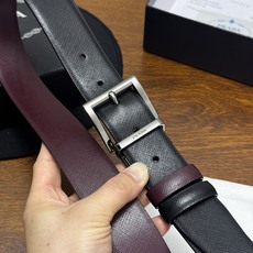 PRADA 3.5cm 黑/枣红 亮枪扣十字纹牛皮革腰带设计简约精致,亮眼的金属铜质工艺 PRADA 3.5cm 黑/枣红 亮枪扣十字纹牛皮革腰带设计简约精致,亮眼的金属铜质工艺
