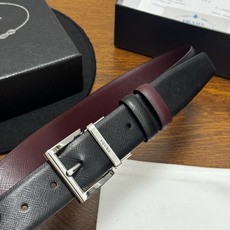 PRADA 3.5cm 黑/枣红 亮银扣十字纹牛皮革腰带设计简约精致,亮眼的金属铜质工艺 PRADA 3.5cm 黑/枣红 亮银扣十字纹牛皮革腰带设计简约精致,亮眼的金属铜质工艺