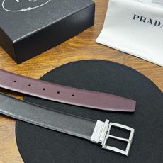 PRADA 3.5cm 黑/枣红 亮银扣十字纹牛皮革腰带设计简约精致,亮眼的金属铜质工艺 PRADA 3.5cm 黑/枣红 亮银扣十字纹牛皮革腰带设计简约精致,亮眼的金属铜质工艺