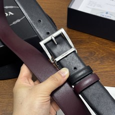 PRADA 3.5cm 黑/枣红 亮银扣十字纹牛皮革腰带设计简约精致,亮眼的金属铜质工艺 PRADA 3.5cm 黑/枣红 亮银扣十字纹牛皮革腰带设计简约精致,亮眼的金属铜质工艺
