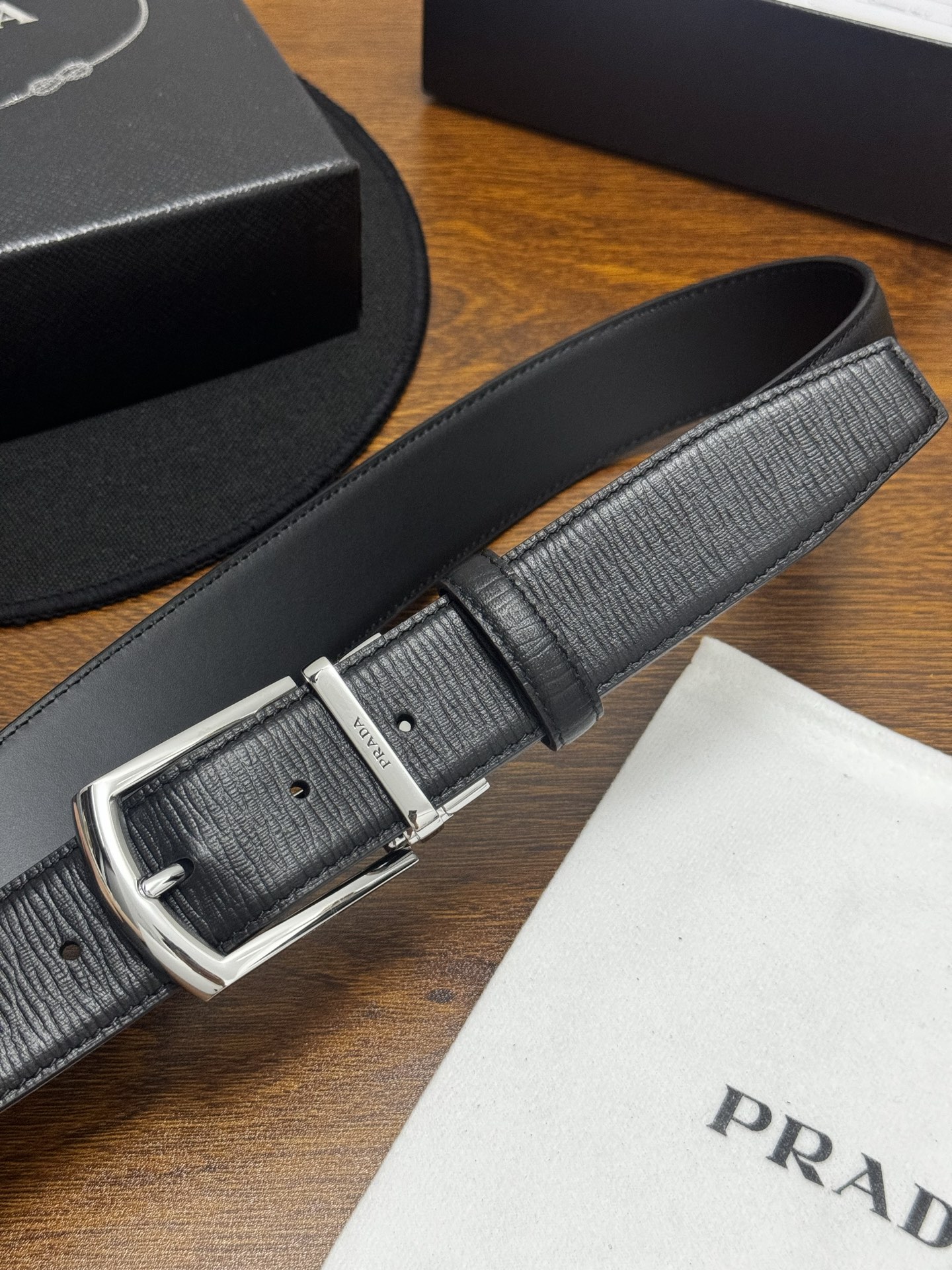 PRADA   3.5cm   黑     牛皮革腰带设计简约精致，亮眼的金属铜质工艺扣头。柔软自然，赋