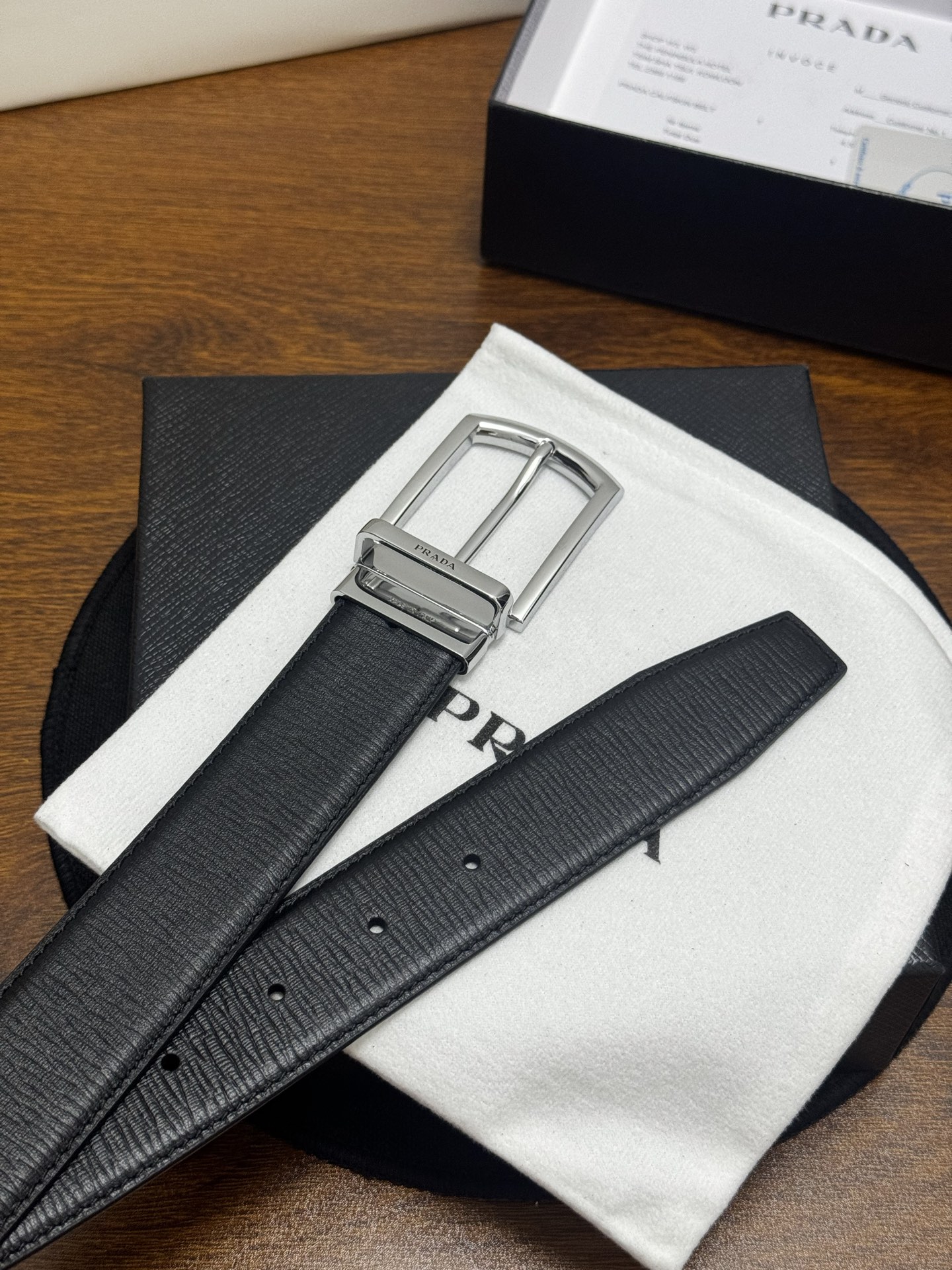 PRADA   3.5cm   黑     牛皮革腰带设计简约精致，亮眼的金属铜质工艺扣头。柔软自然，赋