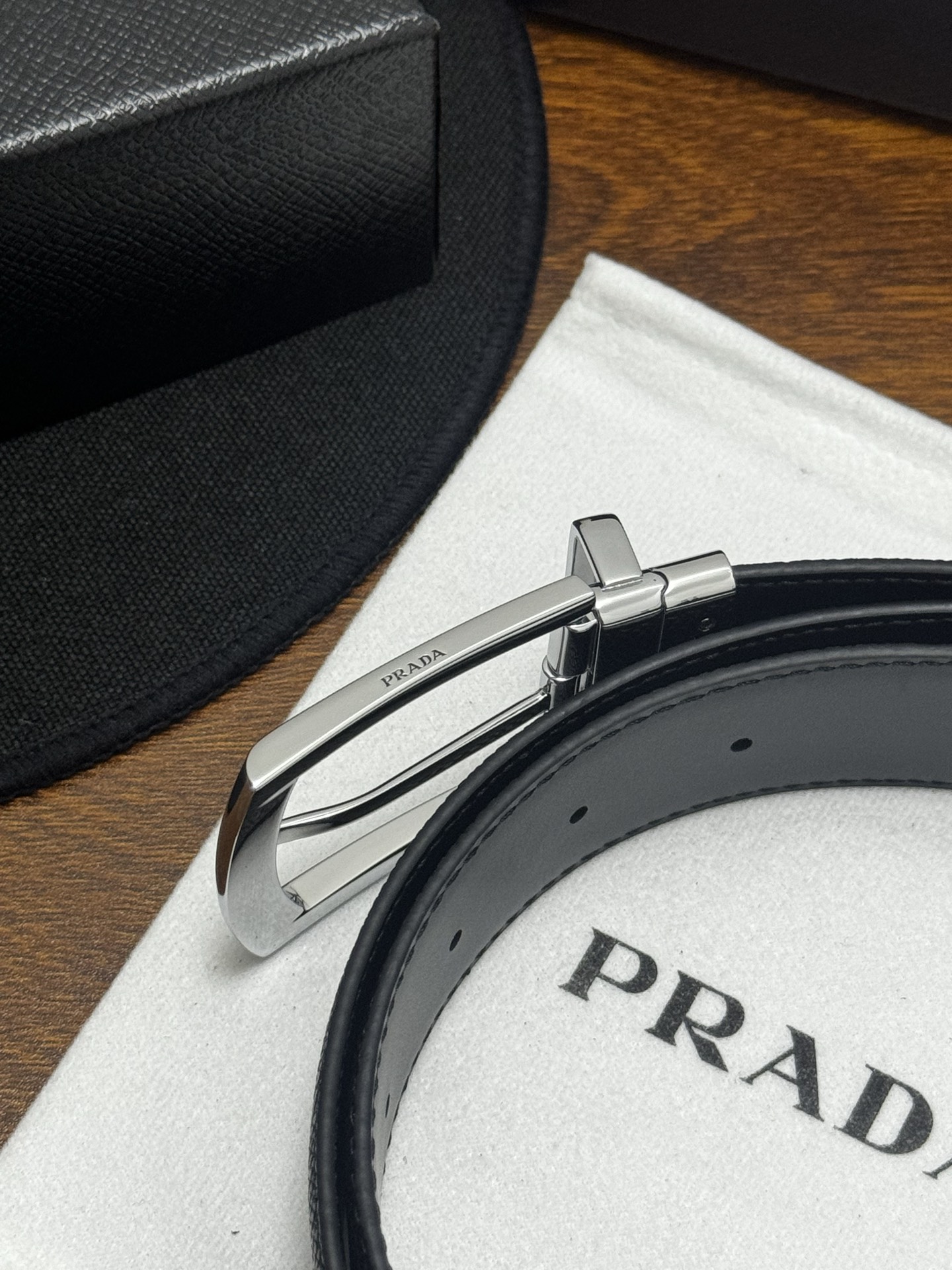 PRADA   3.5cm   黑     牛皮革腰带设计简约精致，亮眼的金属铜质工艺扣头。柔软自然，赋