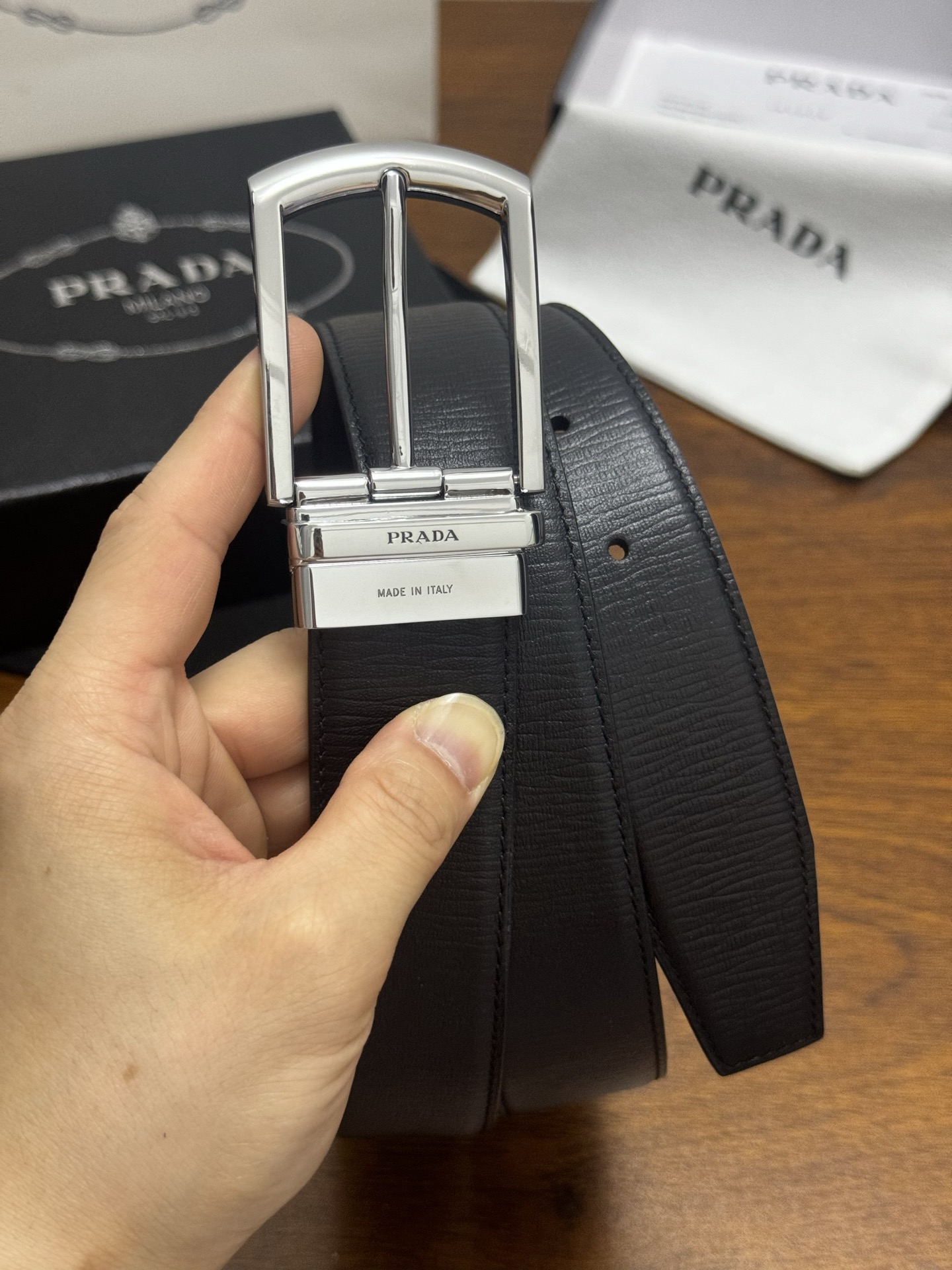 PRADA   3.5cm   黑     牛皮革腰带设计简约精致，亮眼的金属铜质工艺扣头。柔软自然，赋