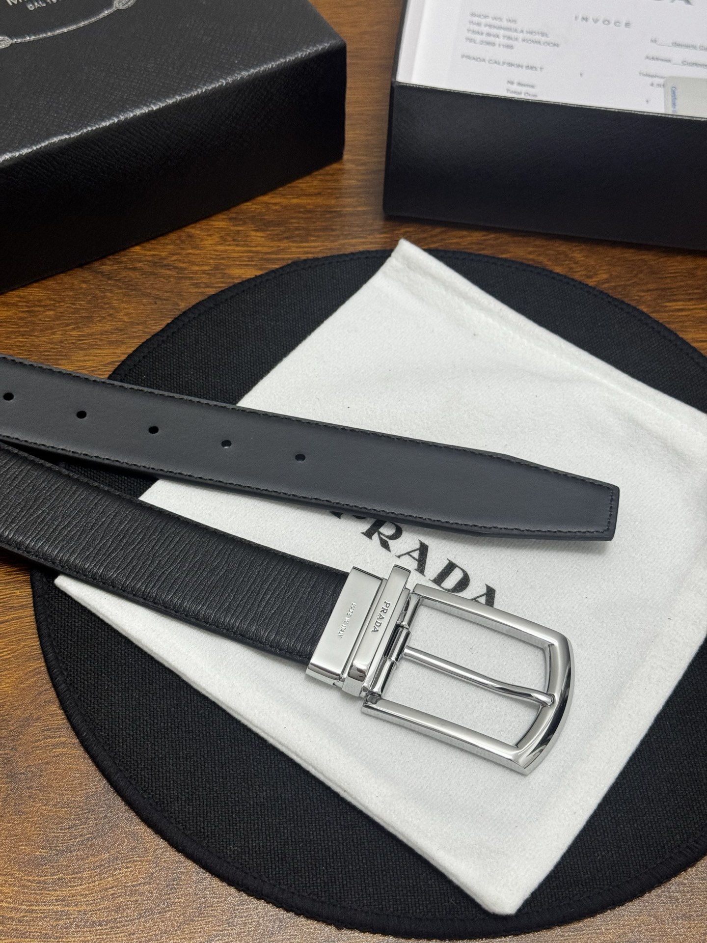 PRADA   3.5cm   黑     牛皮革腰带设计简约精致，亮眼的金属铜质工艺扣头。柔软自然，赋