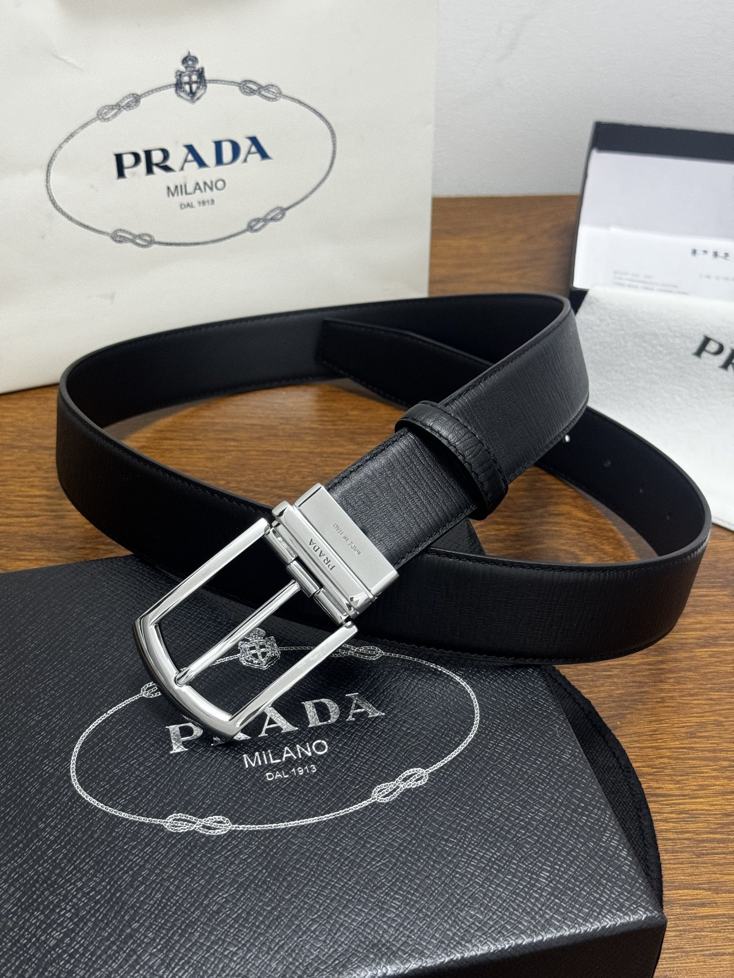 PRADA   3.5cm   黑     牛皮革腰带设计简约精致，亮眼的金属铜质工艺扣头。柔软自然，赋