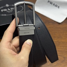 PRADA 3.5cm 黑 牛皮革腰带设计简约精致,亮眼的金属铜质工艺扣头。柔软自然,赋 PRADA 3.5cm 黑 牛皮革腰带设计简约精致,亮眼的金属铜质工艺扣头。柔软自然,赋
