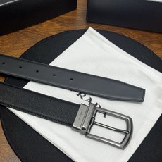 PRADA 3.5cm 黑 牛皮革腰带设计简约精致,亮眼的金属铜质工艺扣头。柔软自然,赋 PRADA 3.5cm 黑 牛皮革腰带设计简约精致,亮眼的金属铜质工艺扣头。柔软自然,赋