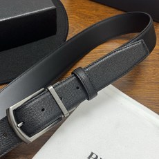 PRADA 3.5cm 黑 牛皮革腰带设计简约精致,亮眼的金属铜质工艺扣头。柔软自然,赋 PRADA 3.5cm 黑 牛皮革腰带设计简约精致,亮眼的金属铜质工艺扣头。柔软自然,赋