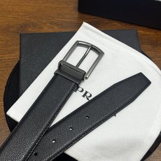 PRADA 3.5cm 黑 牛皮革腰带设计简约精致,亮眼的金属铜质工艺扣头。柔软自然,赋 PRADA 3.5cm 黑 牛皮革腰带设计简约精致,亮眼的金属铜质工艺扣头。柔软自然,赋