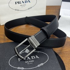 PRADA 3.5cm 黑 牛皮革腰带设计简约精致,亮眼的金属铜质工艺扣头。柔软自然,赋 PRADA 3.5cm 黑 牛皮革腰带设计简约精致,亮眼的金属铜质工艺扣头。柔软自然,赋