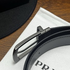 PRADA 3.5cm 黑 牛皮革腰带设计简约精致,亮眼的金属铜质工艺扣头。柔软自然,赋 PRADA 3.5cm 黑 牛皮革腰带设计简约精致,亮眼的金属铜质工艺扣头。柔软自然,赋