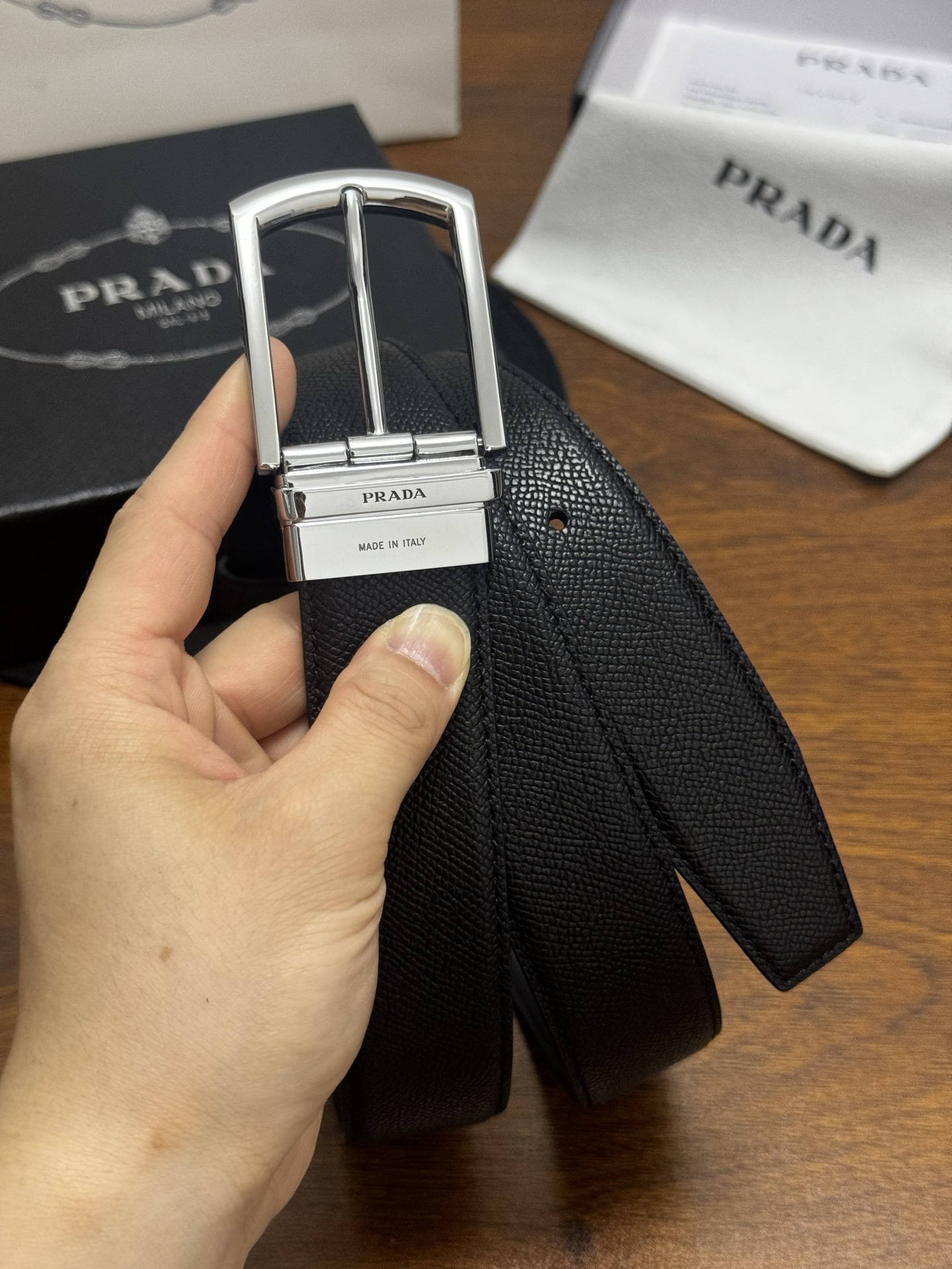 PRADA   3.5cm   黑     牛皮革腰带设计简约精致，亮眼的金属铜质工艺扣头。柔软自然，赋
