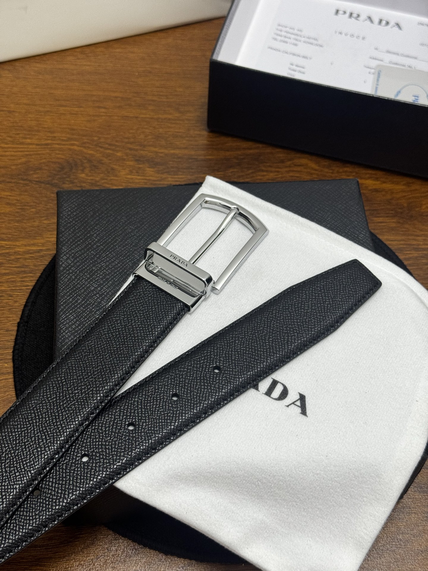 PRADA   3.5cm   黑     牛皮革腰带设计简约精致，亮眼的金属铜质工艺扣头。柔软自然，赋