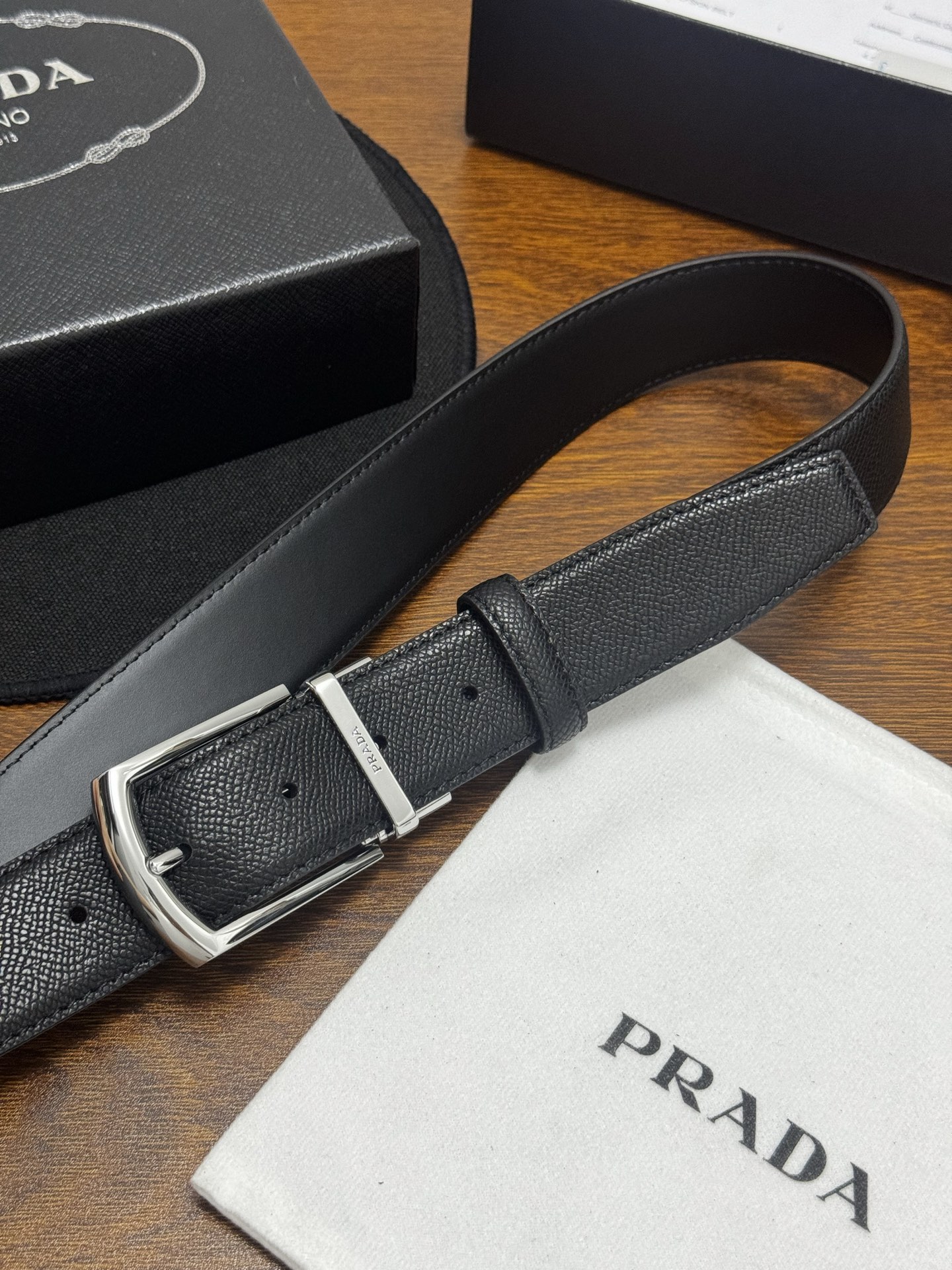 PRADA   3.5cm   黑     牛皮革腰带设计简约精致，亮眼的金属铜质工艺扣头。柔软自然，赋