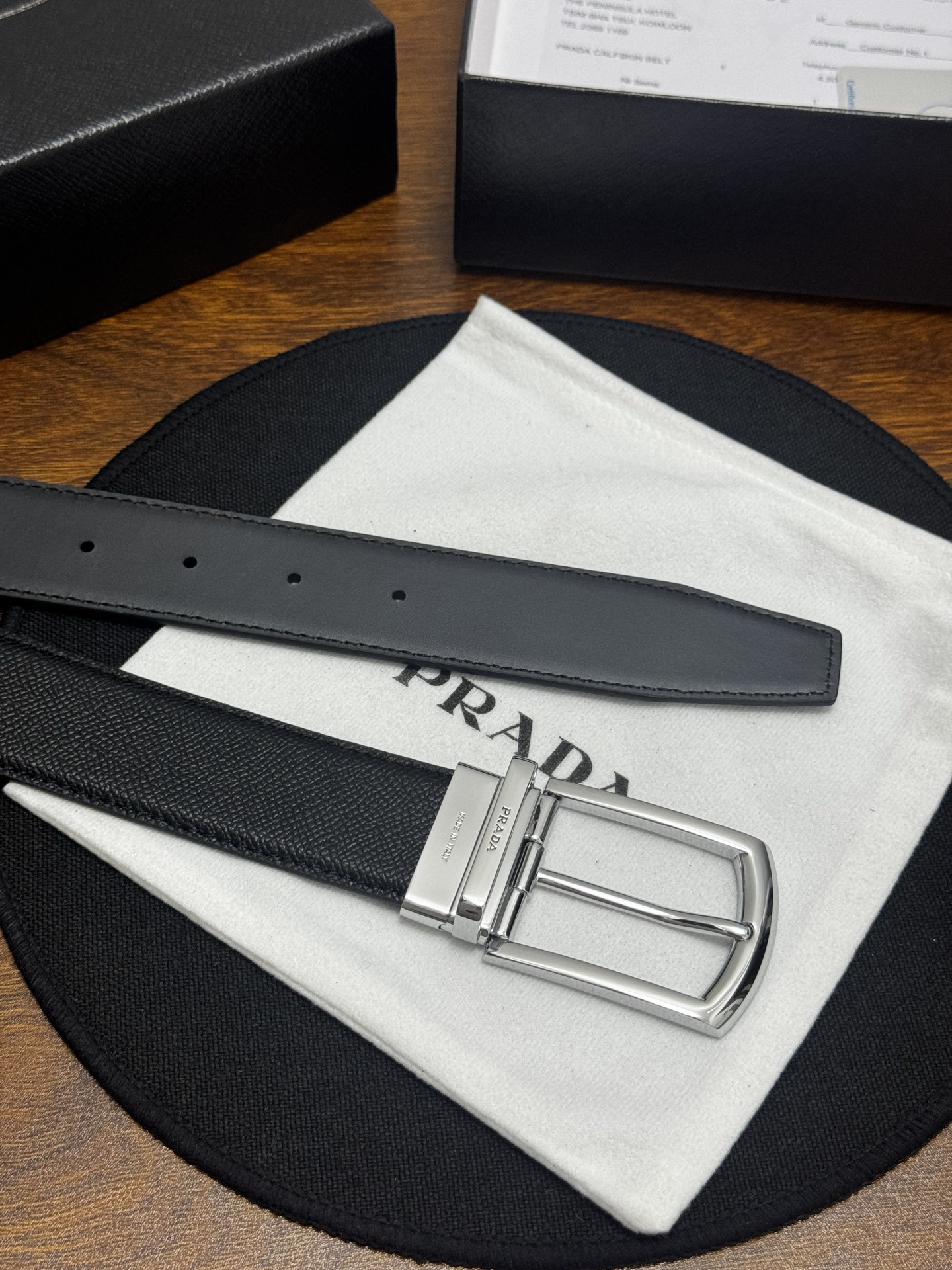 PRADA   3.5cm   黑     牛皮革腰带设计简约精致，亮眼的金属铜质工艺扣头。柔软自然，赋