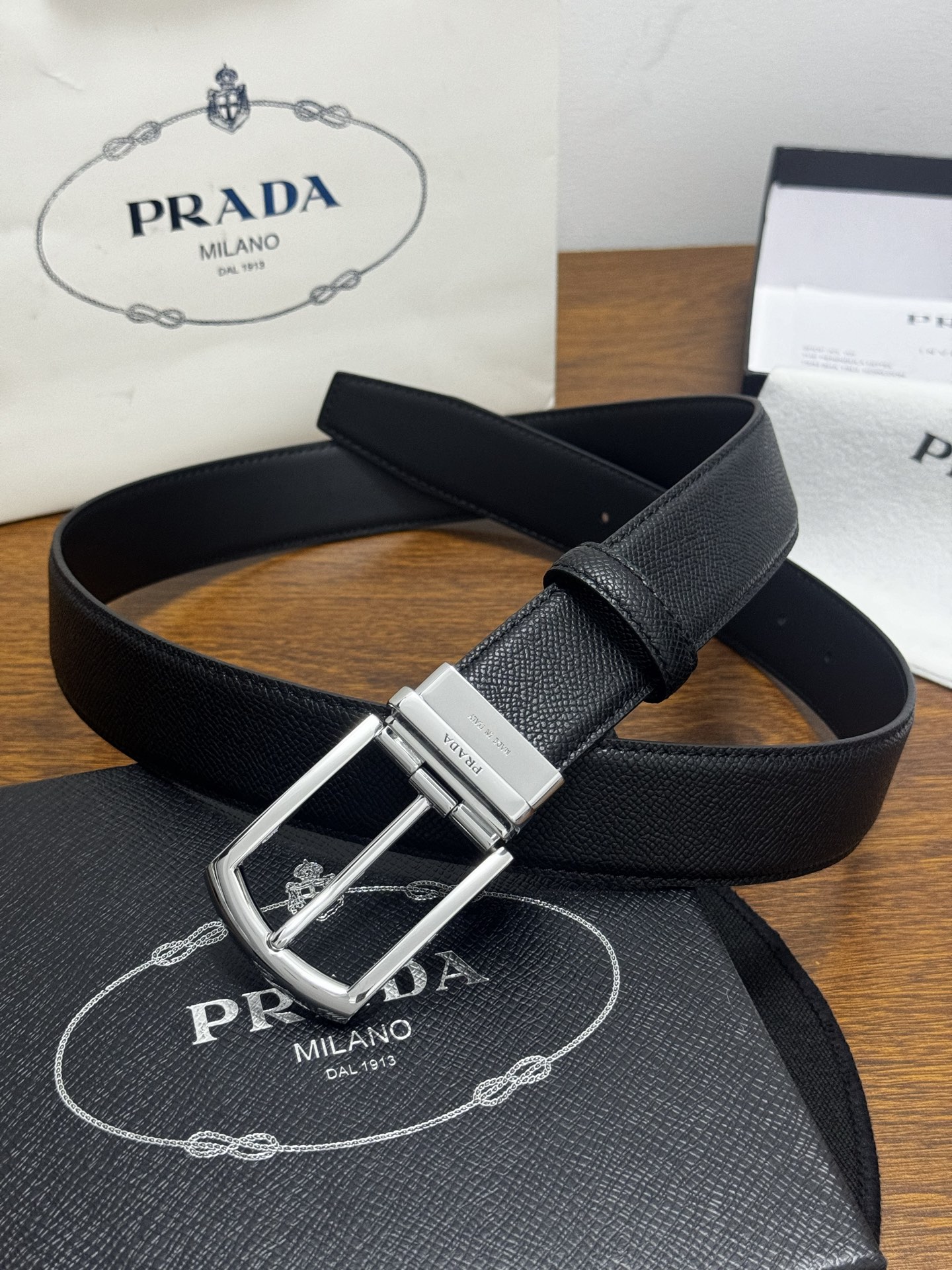 PRADA   3.5cm   黑     牛皮革腰带设计简约精致，亮眼的金属铜质工艺扣头。柔软自然，赋
