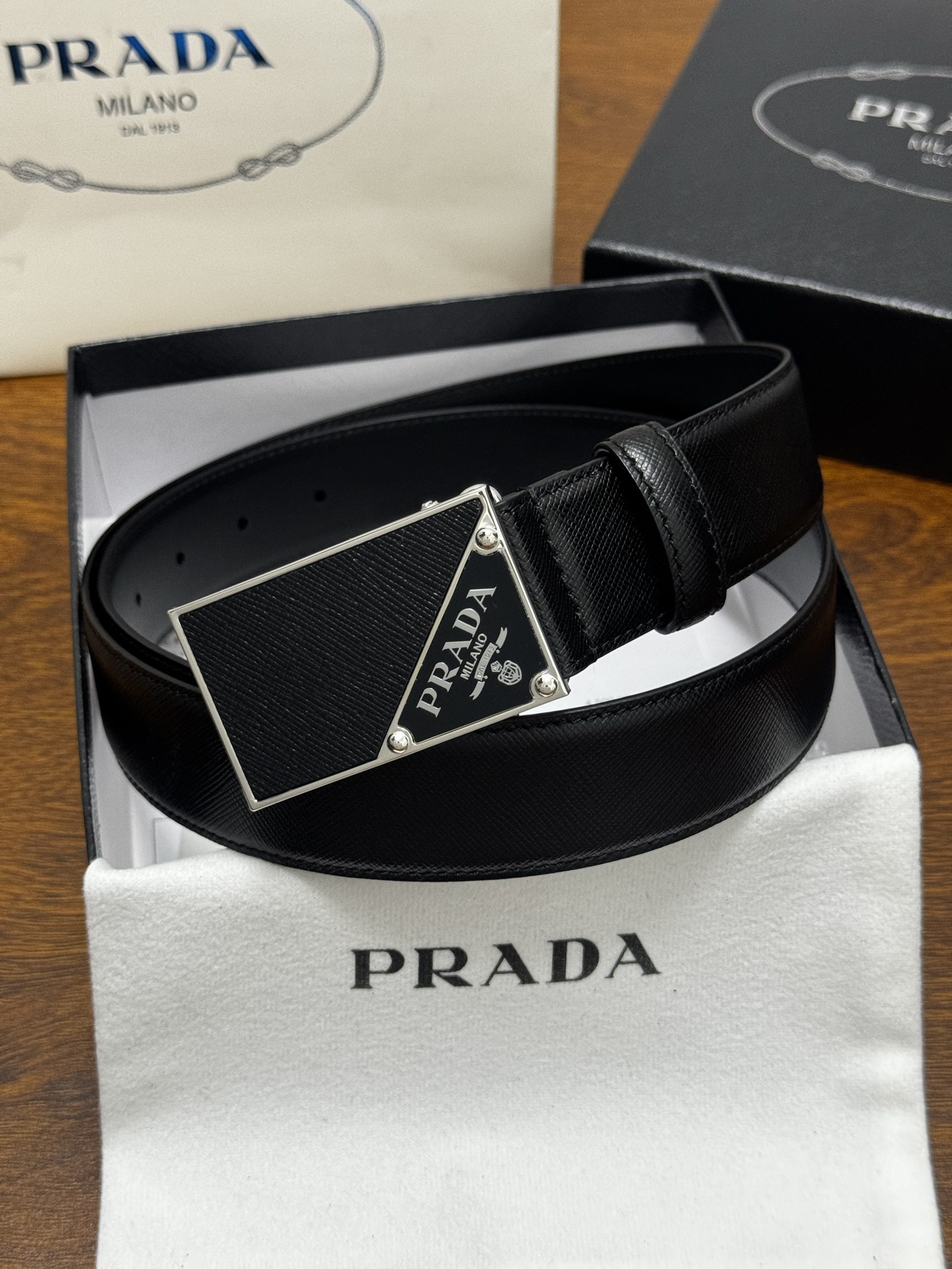 PRADA   3.5cm     黑 十字纹牛皮革腰带设计简约精致，亮眼的金属铜质工艺扣头。柔软自然，赋予设计百搭特性