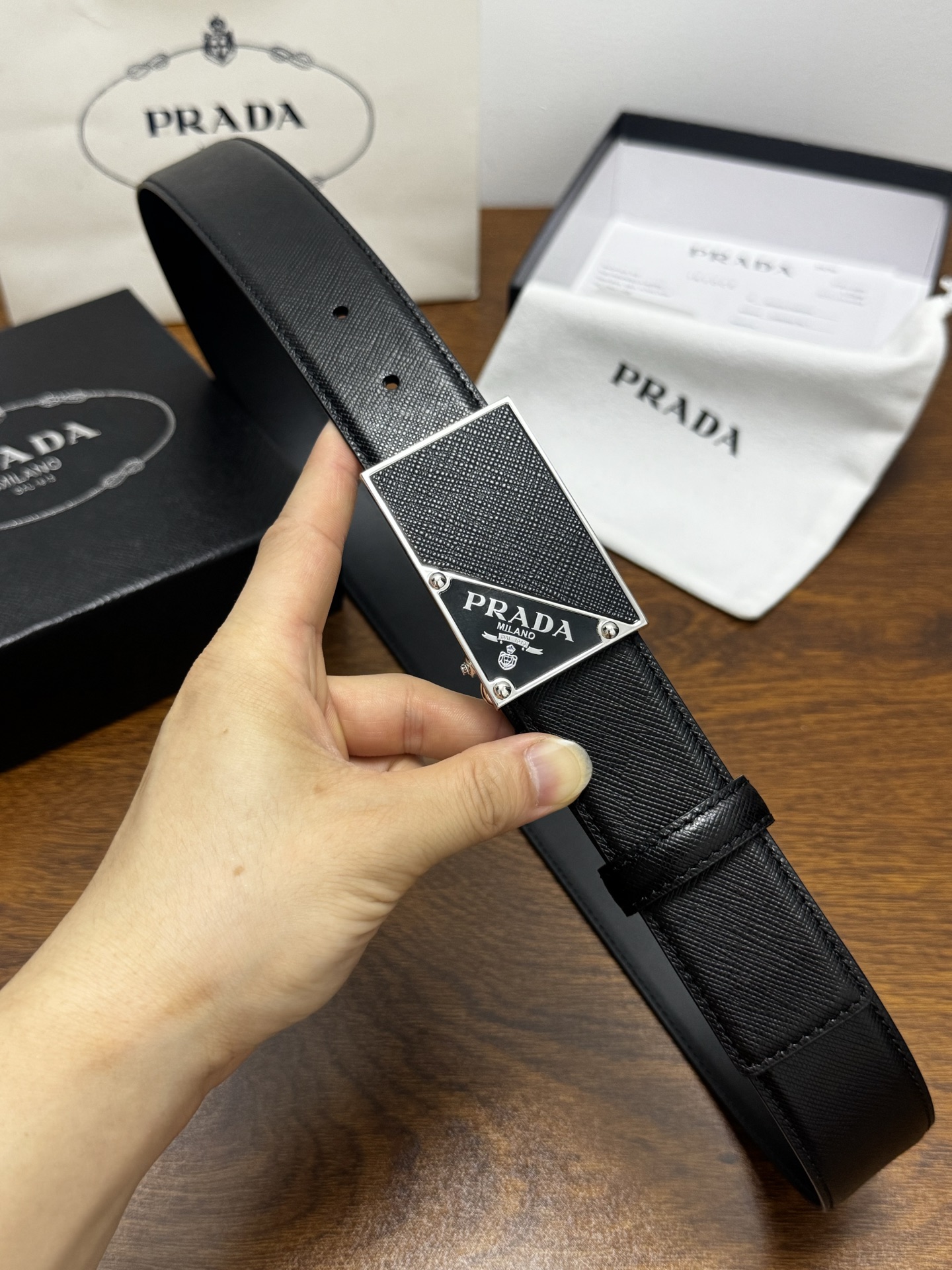 PRADA   3.5cm     黑 十字纹牛皮革腰带设计简约精致，亮眼的金属铜质工艺扣头。柔软自然，赋予设计百搭特性