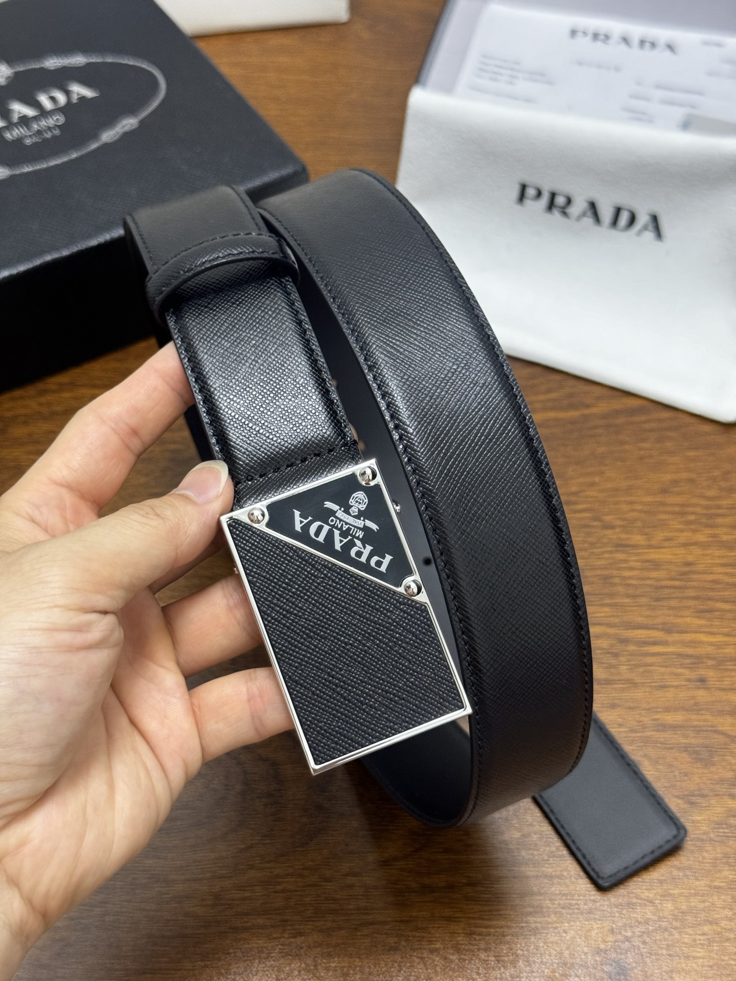 PRADA   3.5cm     黑 十字纹牛皮革腰带设计简约精致，亮眼的金属铜质工艺扣头。柔软自然，赋予设计百搭特性