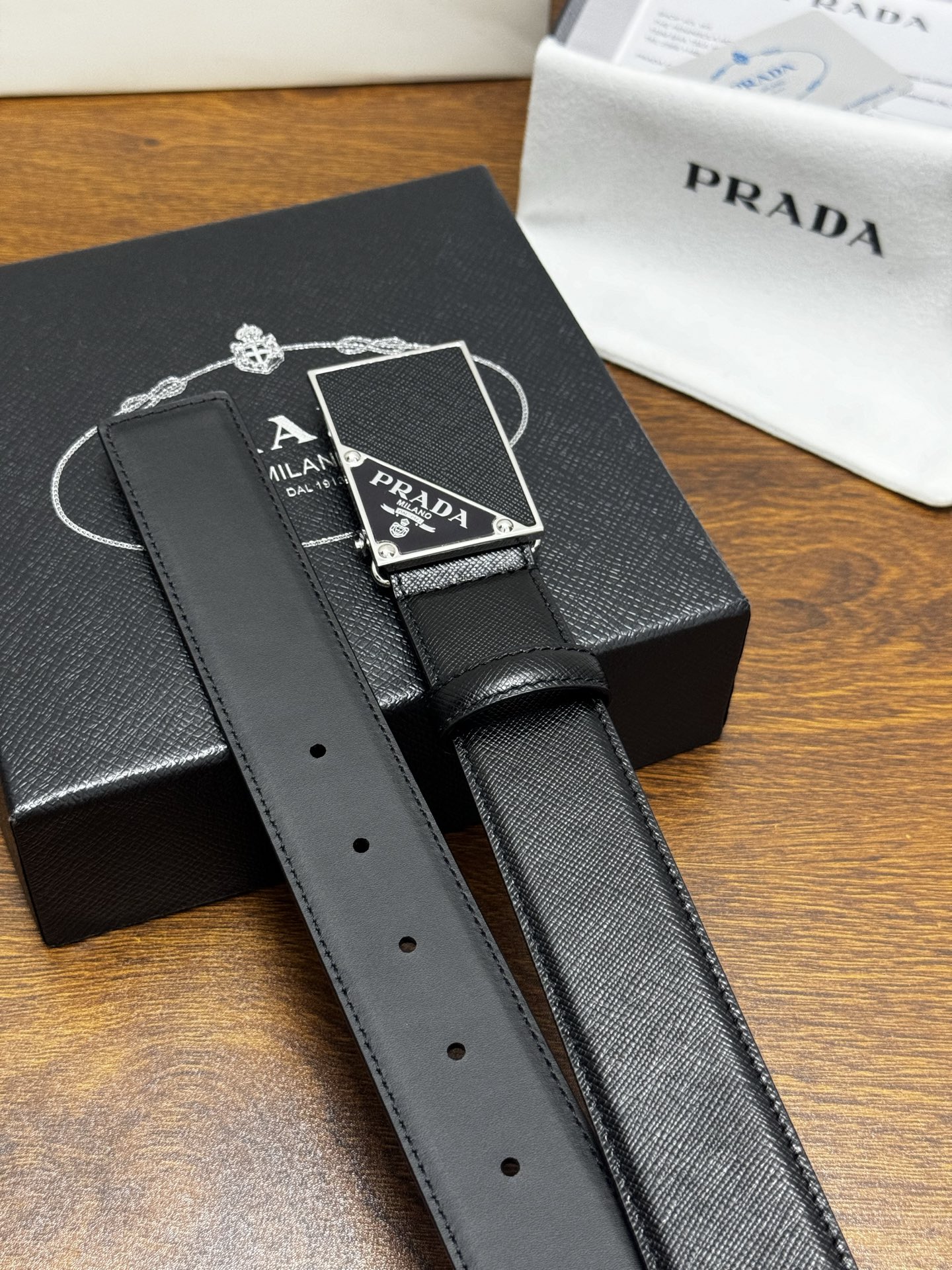 PRADA   3.5cm     黑 十字纹牛皮革腰带设计简约精致，亮眼的金属铜质工艺扣头。柔软自然，赋予设计百搭特性