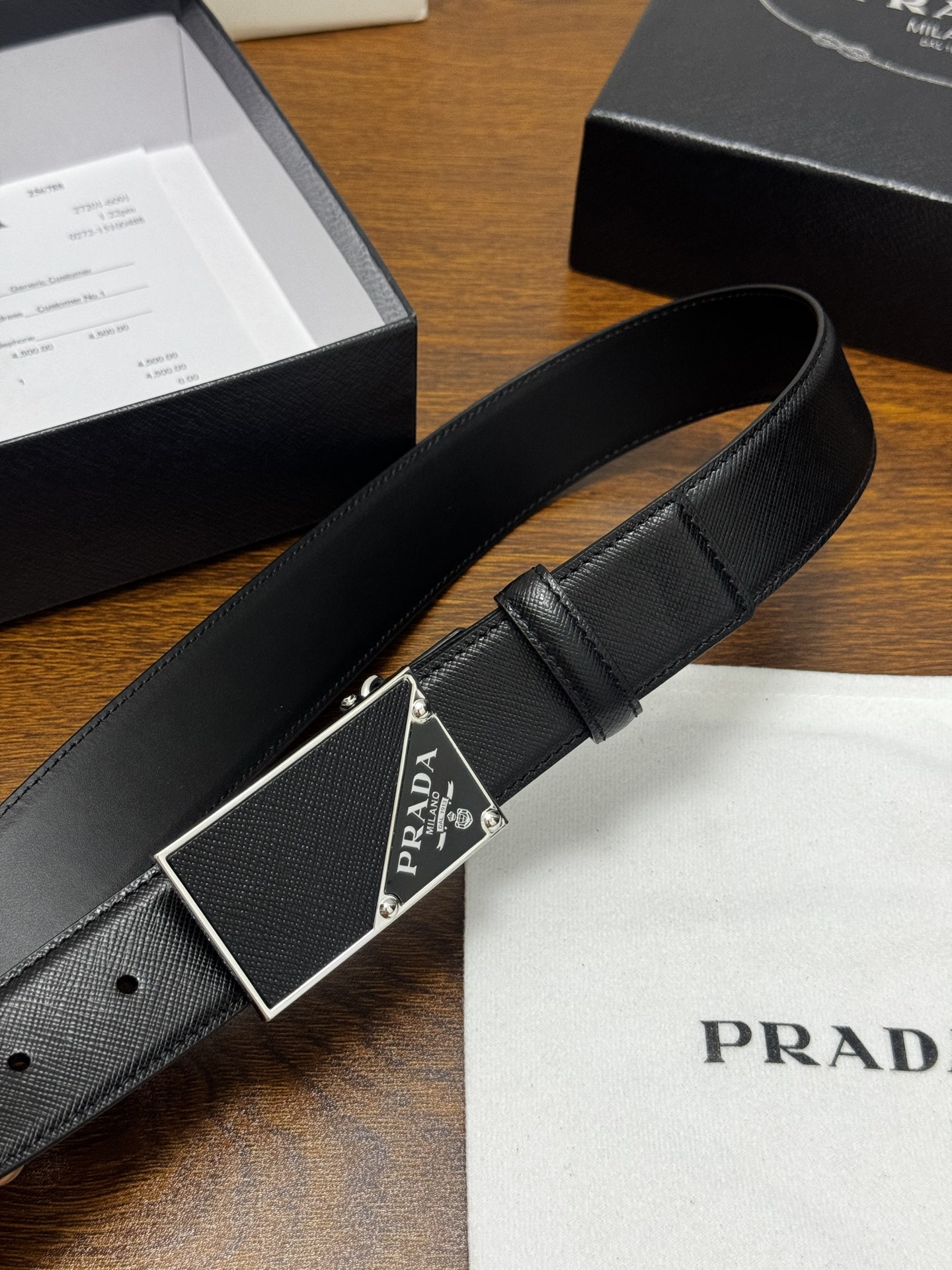 PRADA   3.5cm     黑 十字纹牛皮革腰带设计简约精致，亮眼的金属铜质工艺扣头。柔软自然，赋予设计百搭特性