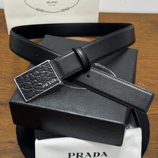 PRADA 3.5cm 黑 十字纹牛皮革腰带设计简约精致,亮眼的金属铜质工艺扣头。柔软自然,赋予设计百搭特性 PRADA 3.5cm 黑 十字纹牛皮革腰带设计简约精致,亮眼的金属铜质工艺扣头。柔软自然,赋予设计百搭特性
