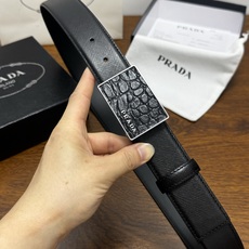 PRADA 3.5cm 黑 十字纹牛皮革腰带设计简约精致,亮眼的金属铜质工艺扣头。柔软自然,赋予设计百搭特性 PRADA 3.5cm 黑 十字纹牛皮革腰带设计简约精致,亮眼的金属铜质工艺扣头。柔软自然,赋予设计百搭特性