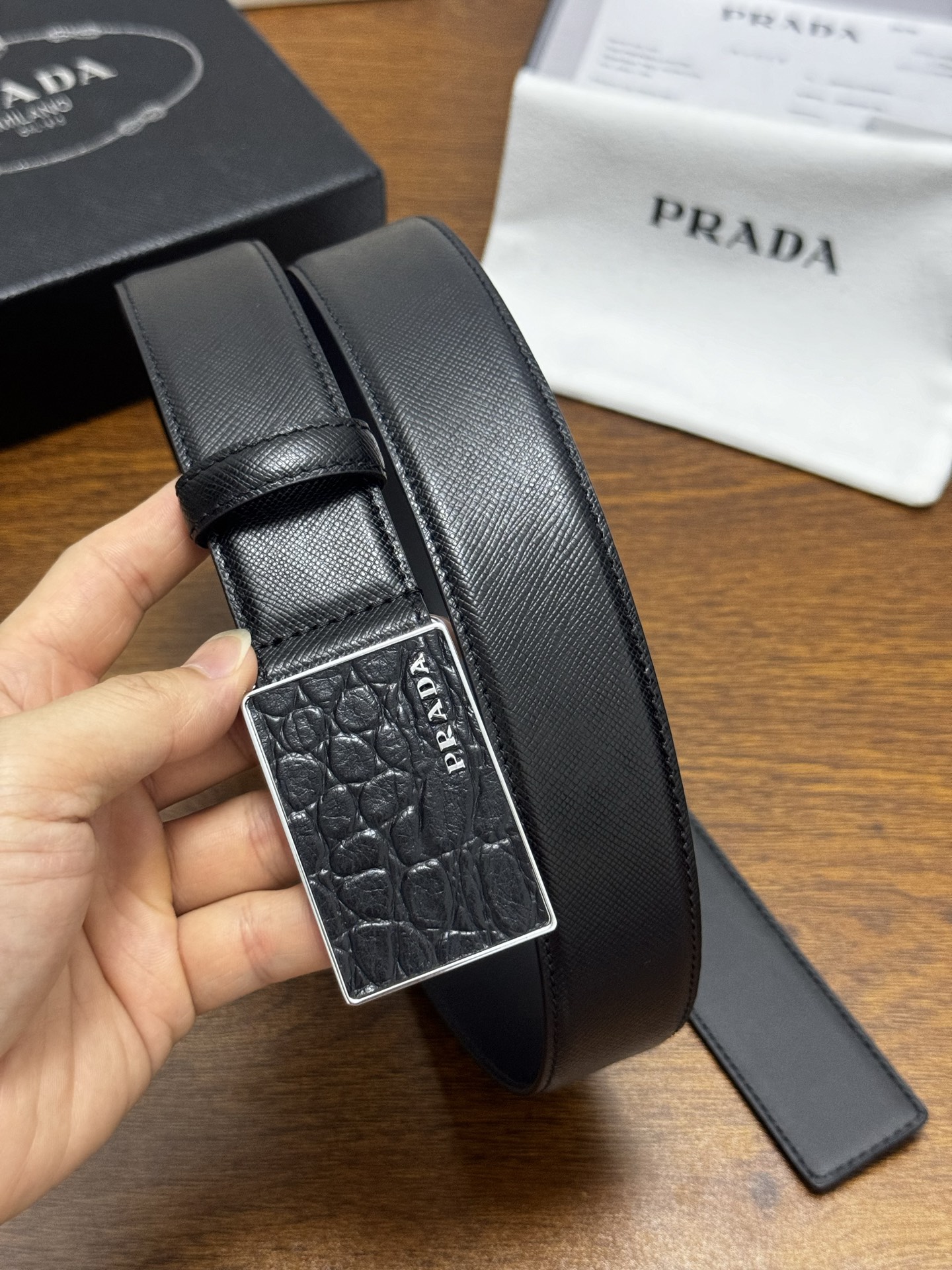PRADA 3.5cm 黑 十字纹牛皮革腰带设计简约精致,亮眼的金属铜质工艺扣头。柔软自然,赋予设计百搭特性 PRADA 3.5cm 黑 十字纹牛皮革腰带设计简约精致,亮眼的金属铜质工艺扣头。柔软自然,赋予设计百搭特性