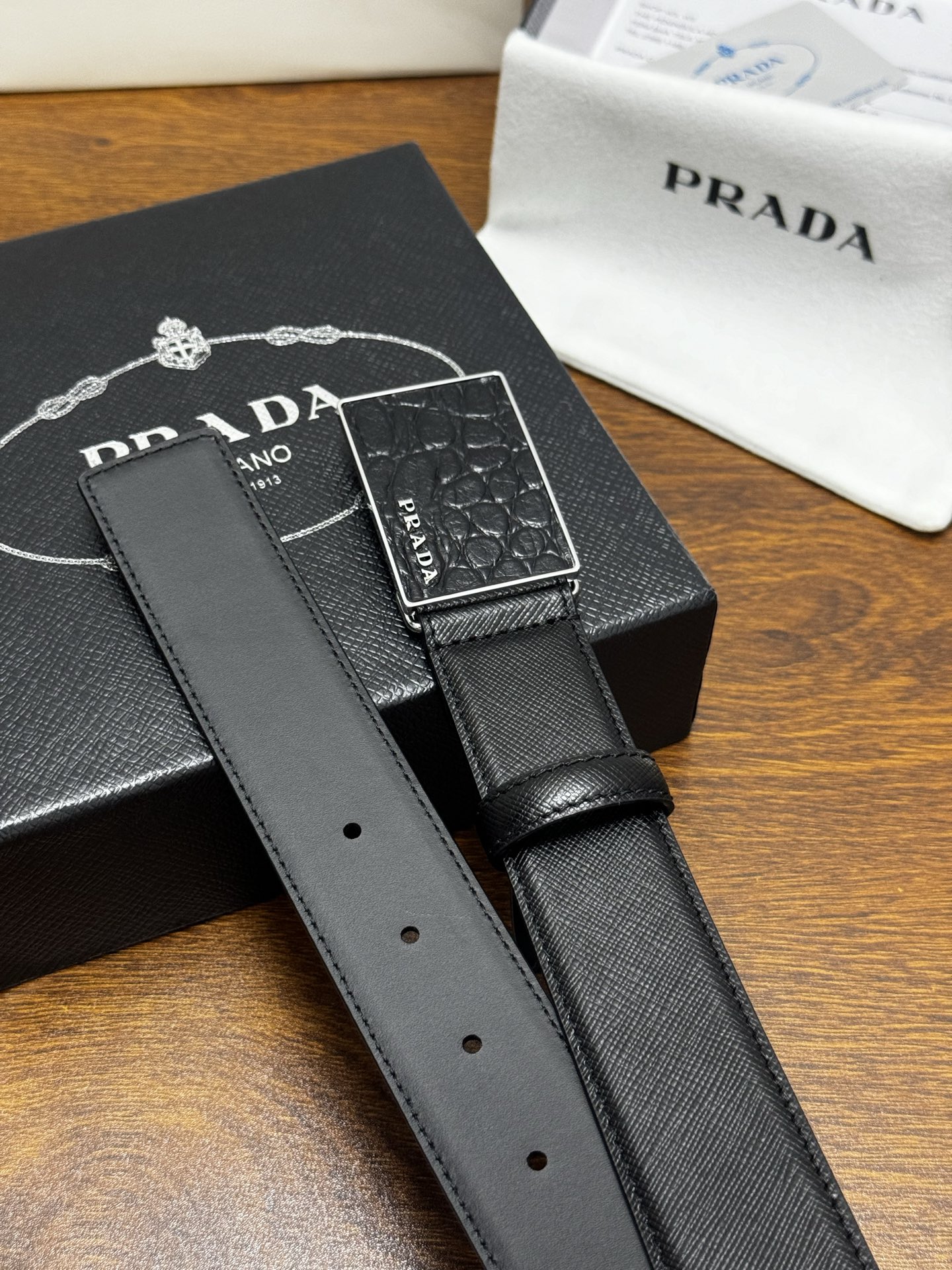 PRADA 3.5cm 黑 十字纹牛皮革腰带设计简约精致,亮眼的金属铜质工艺扣头。柔软自然,赋予设计百搭特性 PRADA 3.5cm 黑 十字纹牛皮革腰带设计简约精致,亮眼的金属铜质工艺扣头。柔软自然,赋予设计百搭特性