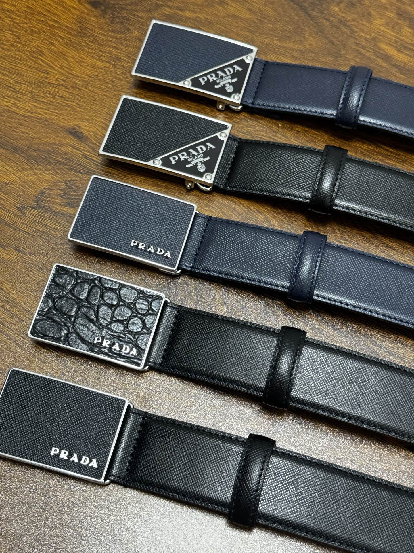 PRADA 3.5cm 十字纹牛皮革腰带设计简约精致,亮眼的金属铜质工艺扣头。柔软自然,赋予设计百搭特性, PRADA 3.5cm 十字纹牛皮革腰带设计简约精致,亮眼的金属铜质工艺扣头。柔软自然,赋予设计百搭特性,
