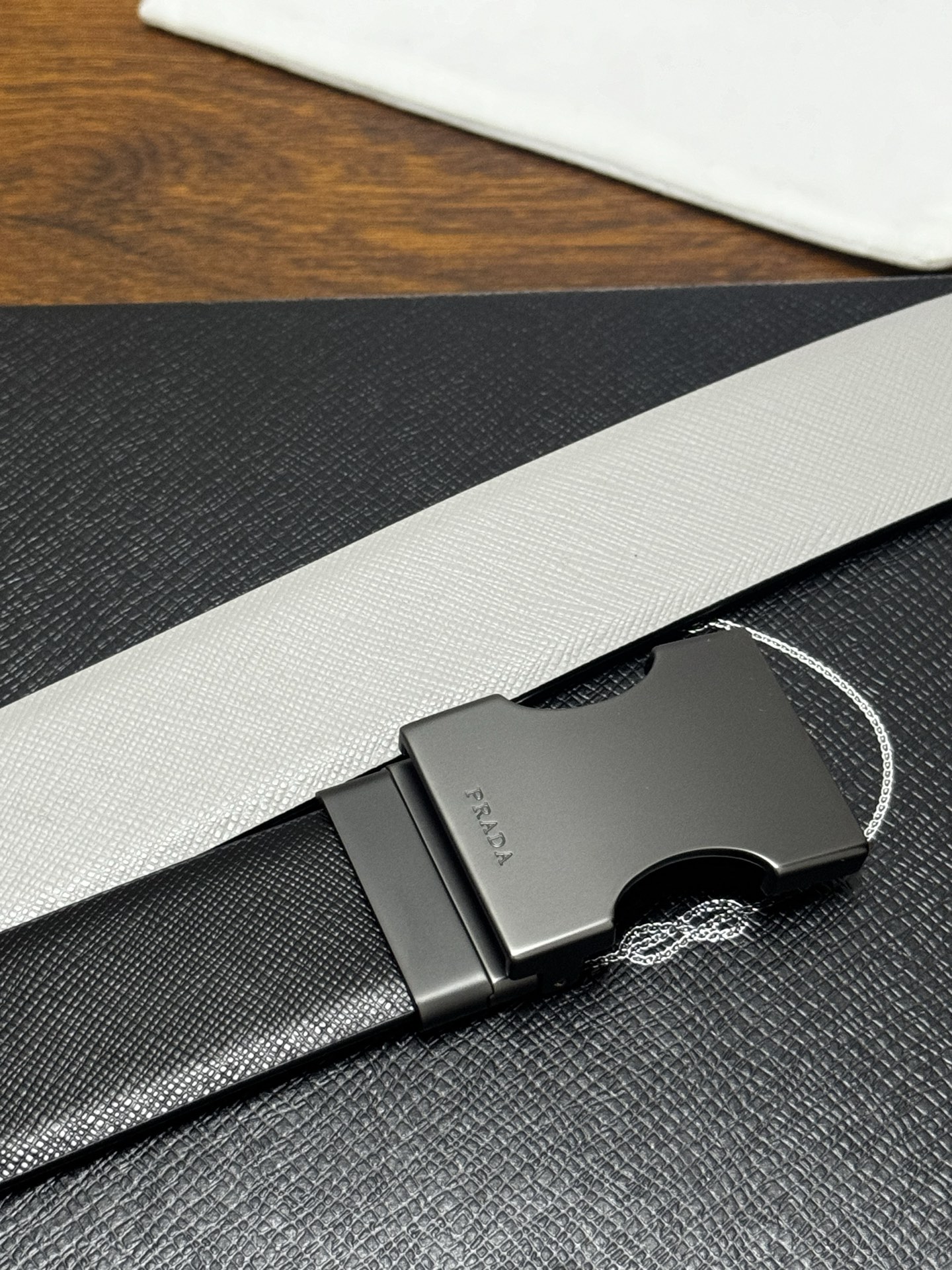 PRADA   3.5cm     黑/灰   砂枪扣 十字纹牛皮革腰带设计简约精致，亮眼的金属铜质工艺扣头。柔软自然，