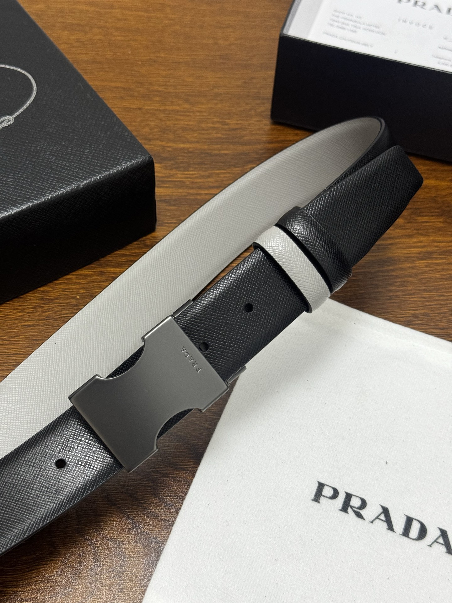 PRADA   3.5cm     黑/灰   砂枪扣 十字纹牛皮革腰带设计简约精致，亮眼的金属铜质工艺扣头。柔软自然，