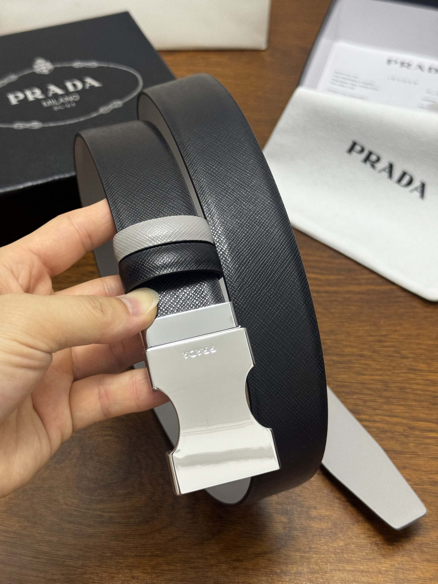 PRADA 3.5cm 黑/灰 亮银扣 十字纹牛皮革腰带设计简约精致,亮眼的金属铜质工艺扣头。柔软自然, PRADA 3.5cm 黑/灰 亮银扣 十字纹牛皮革腰带设计简约精致,亮眼的金属铜质工艺扣头。柔软自然,