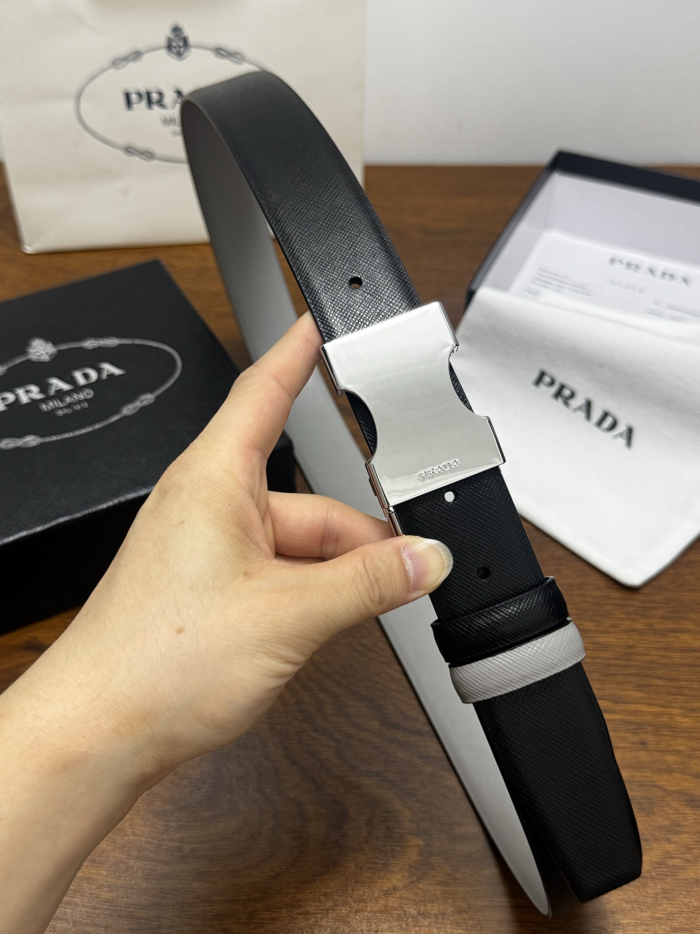 PRADA 3.5cm 黑/灰 亮银扣 十字纹牛皮革腰带设计简约精致,亮眼的金属铜质工艺扣头。柔软自然, PRADA 3.5cm 黑/灰 亮银扣 十字纹牛皮革腰带设计简约精致,亮眼的金属铜质工艺扣头。柔软自然,