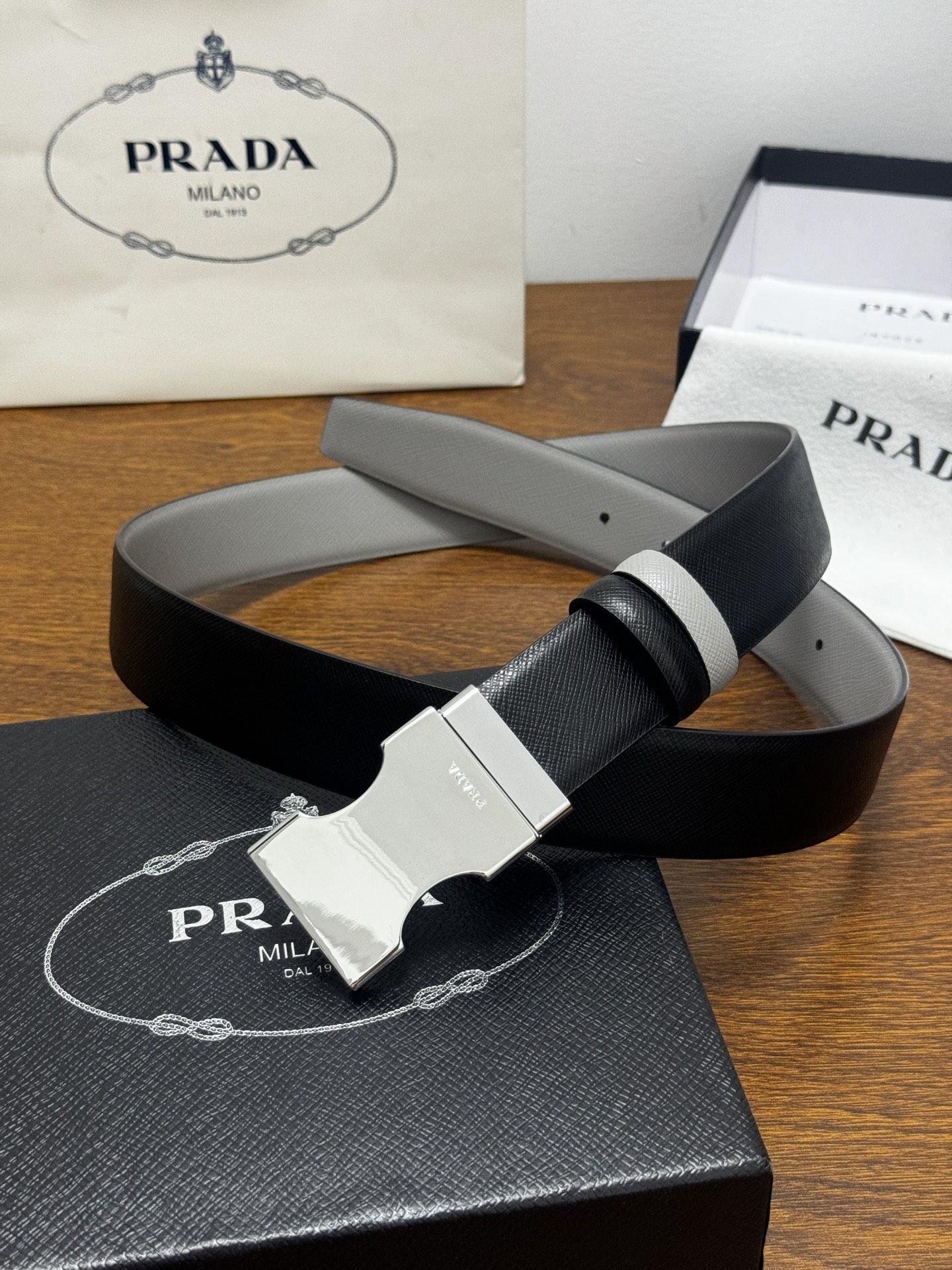 PRADA 3.5cm 黑/灰 亮银扣 十字纹牛皮革腰带设计简约精致,亮眼的金属铜质工艺扣头。柔软自然, PRADA 3.5cm 黑/灰 亮银扣 十字纹牛皮革腰带设计简约精致,亮眼的金属铜质工艺扣头。柔软自然,