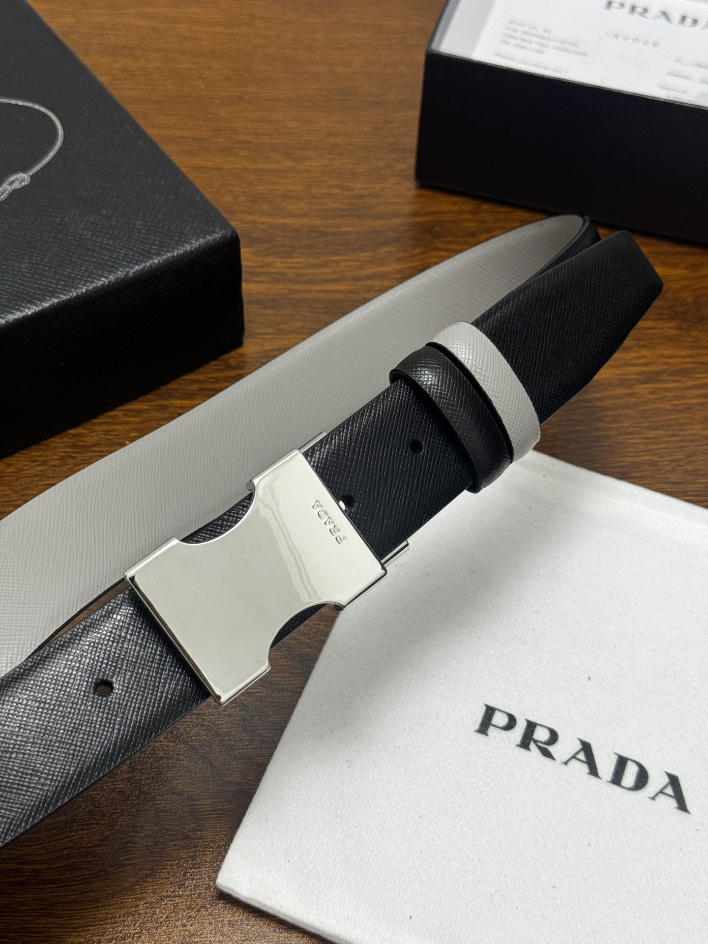 PRADA 3.5cm 黑/灰 亮银扣 十字纹牛皮革腰带设计简约精致,亮眼的金属铜质工艺扣头。柔软自然, PRADA 3.5cm 黑/灰 亮银扣 十字纹牛皮革腰带设计简约精致,亮眼的金属铜质工艺扣头。柔软自然,