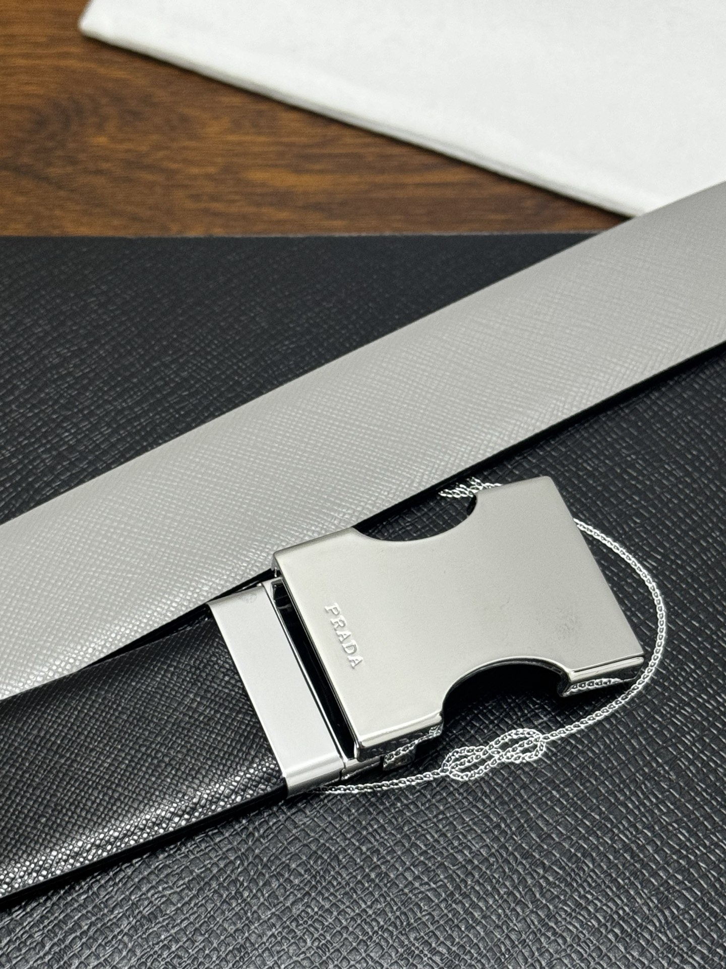 PRADA 3.5cm 黑/灰 亮银扣 十字纹牛皮革腰带设计简约精致,亮眼的金属铜质工艺扣头。柔软自然, PRADA 3.5cm 黑/灰 亮银扣 十字纹牛皮革腰带设计简约精致,亮眼的金属铜质工艺扣头。柔软自然,