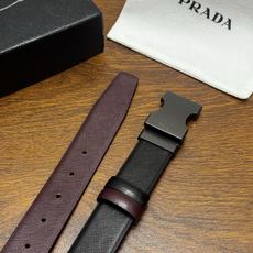 PRADA 3.5cm 黑/枣红 砂枪扣 十字纹牛皮革腰带设计简约精致,亮眼的金属铜质工艺扣头。柔软自然 PRADA 3.5cm 黑/枣红 砂枪扣 十字纹牛皮革腰带设计简约精致,亮眼的金属铜质工艺扣头。柔软自然