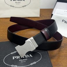 PRADA 3.5cm 黑/枣红 亮银扣 十字纹牛皮革腰带设计简约精致,亮眼的金属铜质工艺扣头。柔软自然 PRADA 3.5cm 黑/枣红 亮银扣 十字纹牛皮革腰带设计简约精致,亮眼的金属铜质工艺扣头。柔软自然