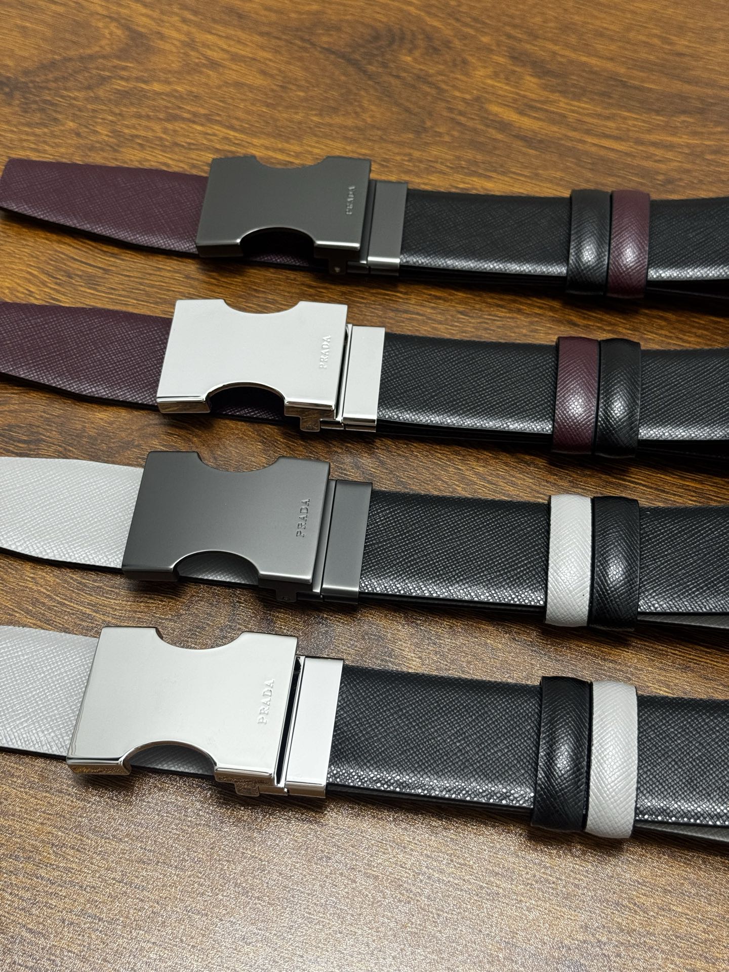 PRADA   3.5cm      十字纹牛皮革腰带设计简约精致，亮眼的金属铜质工艺扣头。柔软自然，赋予设计百搭特性，