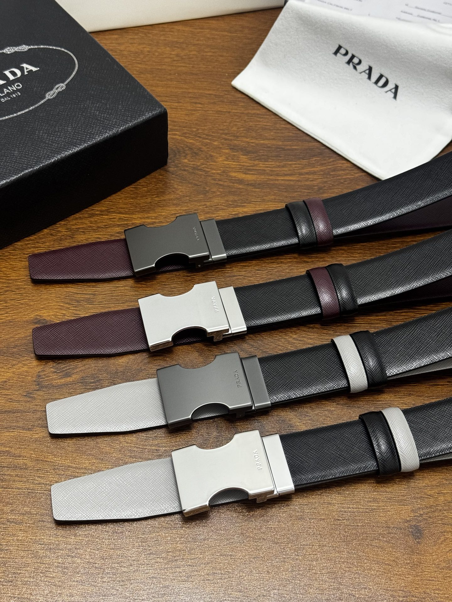 PRADA 3.5cm 十字纹牛皮革腰带设计简约精致,亮眼的金属铜质工艺扣头。柔软自然,赋予设计百搭特性, PRADA 3.5cm 十字纹牛皮革腰带设计简约精致,亮眼的金属铜质工艺扣头。柔软自然,赋予设计百搭特性,