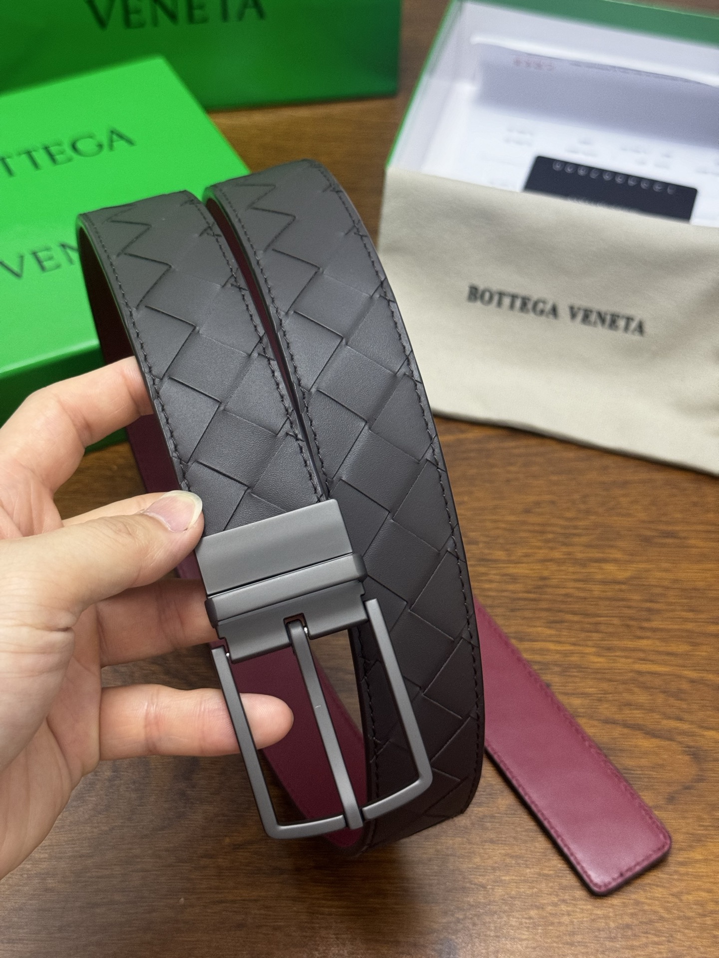 BOTTEGA VENETA 3.5cm 咖啡/枣红底 Intrecciato编织皮革双面腰带,金属可旋转搭 BOTTEGA VENETA 3.5cm 咖啡/枣红底 Intrecciato编织皮革双面腰带,金属可旋转搭