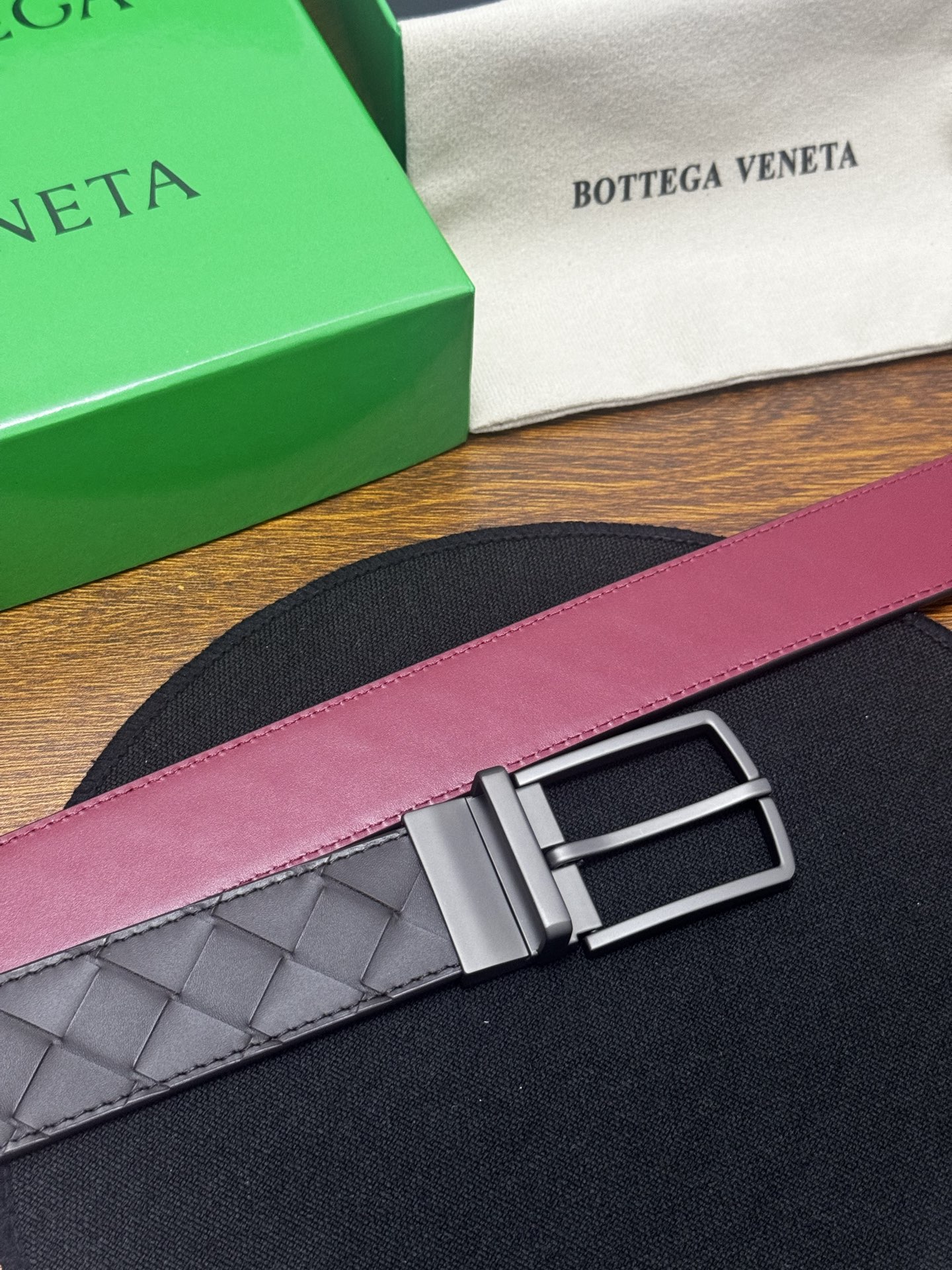 BOTTEGA VENETA 3.5cm 咖啡/枣红底 Intrecciato编织皮革双面腰带,金属可旋转搭 BOTTEGA VENETA 3.5cm 咖啡/枣红底 Intrecciato编织皮革双面腰带,金属可旋转搭