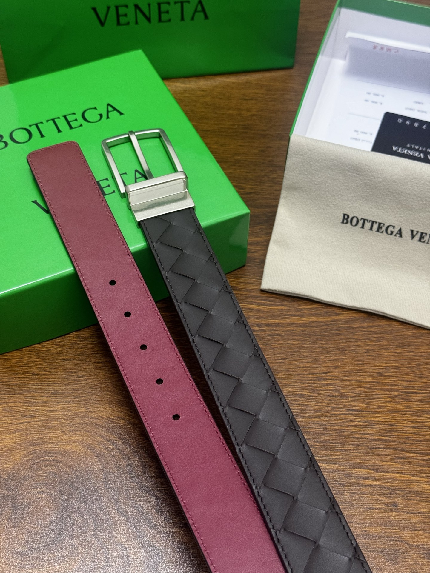 BOTTEGA VENETA 3.5cm 咖啡/枣红底 Intrecciato编织皮革双面腰带,金属可旋转搭扣 BOTTEGA VENETA 3.5cm 咖啡/枣红底 Intrecciato编织皮革双面腰带,金属可旋转搭扣