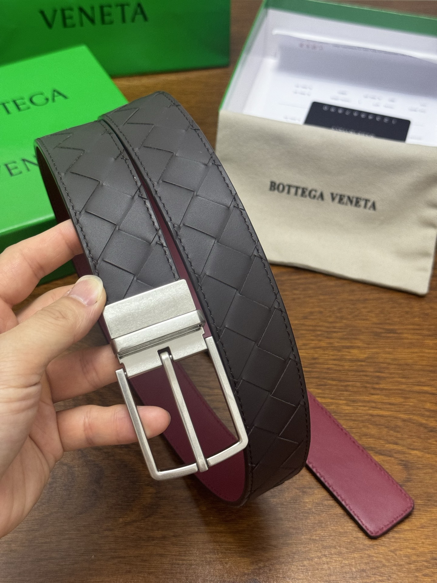 BOTTEGA VENETA 3.5cm 咖啡/枣红底 Intrecciato编织皮革双面腰带,金属可旋转搭扣 BOTTEGA VENETA 3.5cm 咖啡/枣红底 Intrecciato编织皮革双面腰带,金属可旋转搭扣