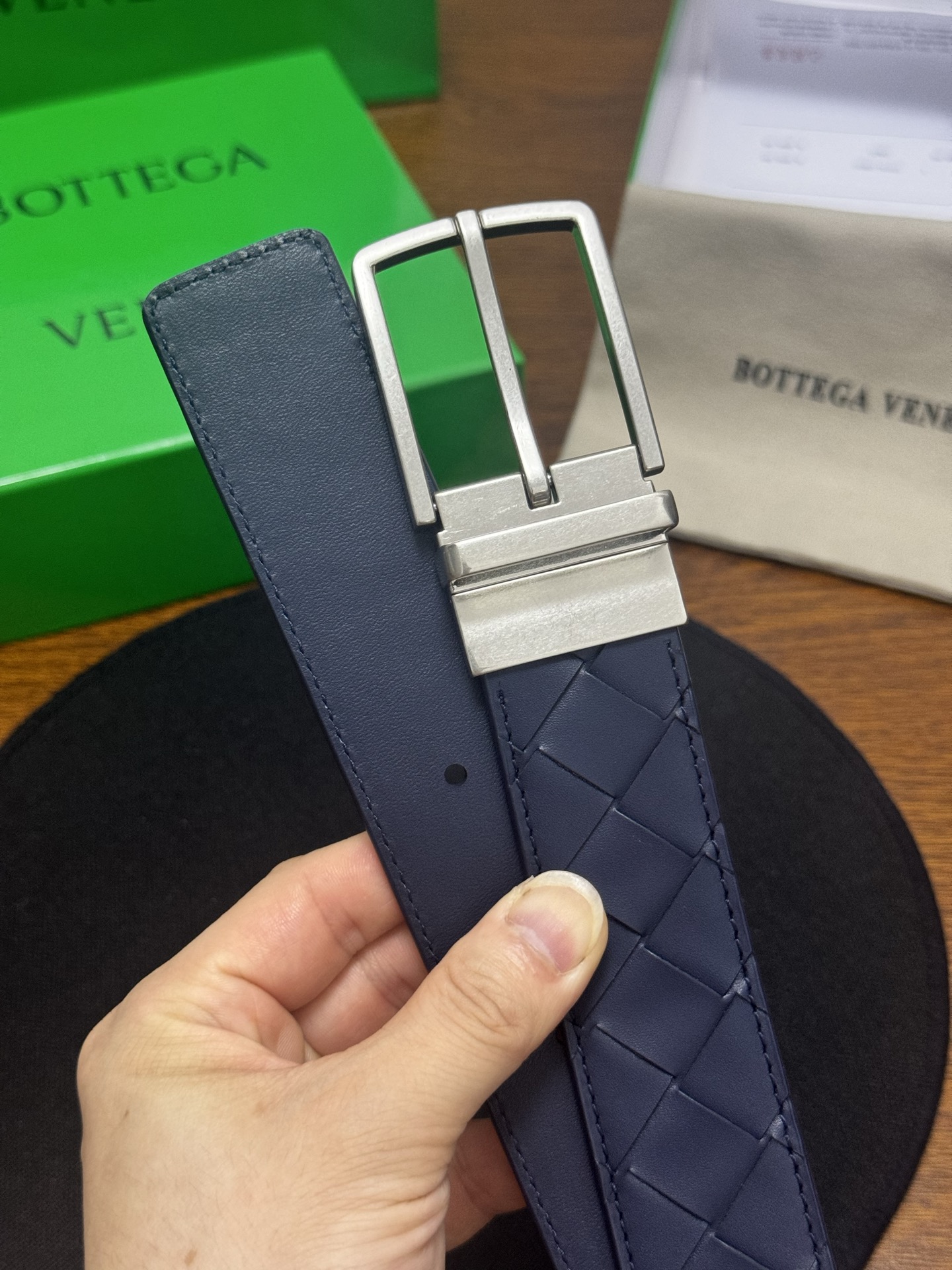 BOTTEGA VENETA   3.5cm     蓝色/蓝色底 Intrecciato编织皮革双面腰带，金属可旋转搭