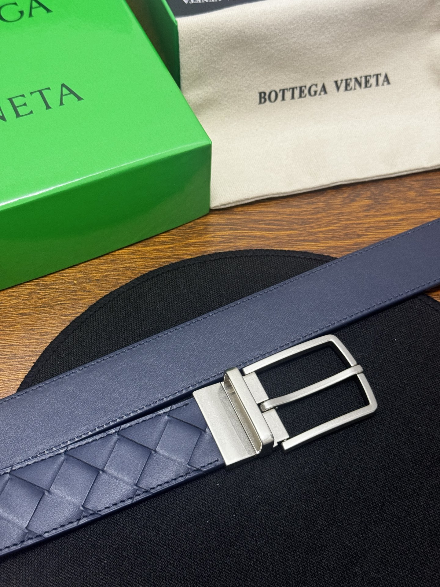 BOTTEGA VENETA   3.5cm     蓝色/蓝色底 Intrecciato编织皮革双面腰带，金属可旋转搭