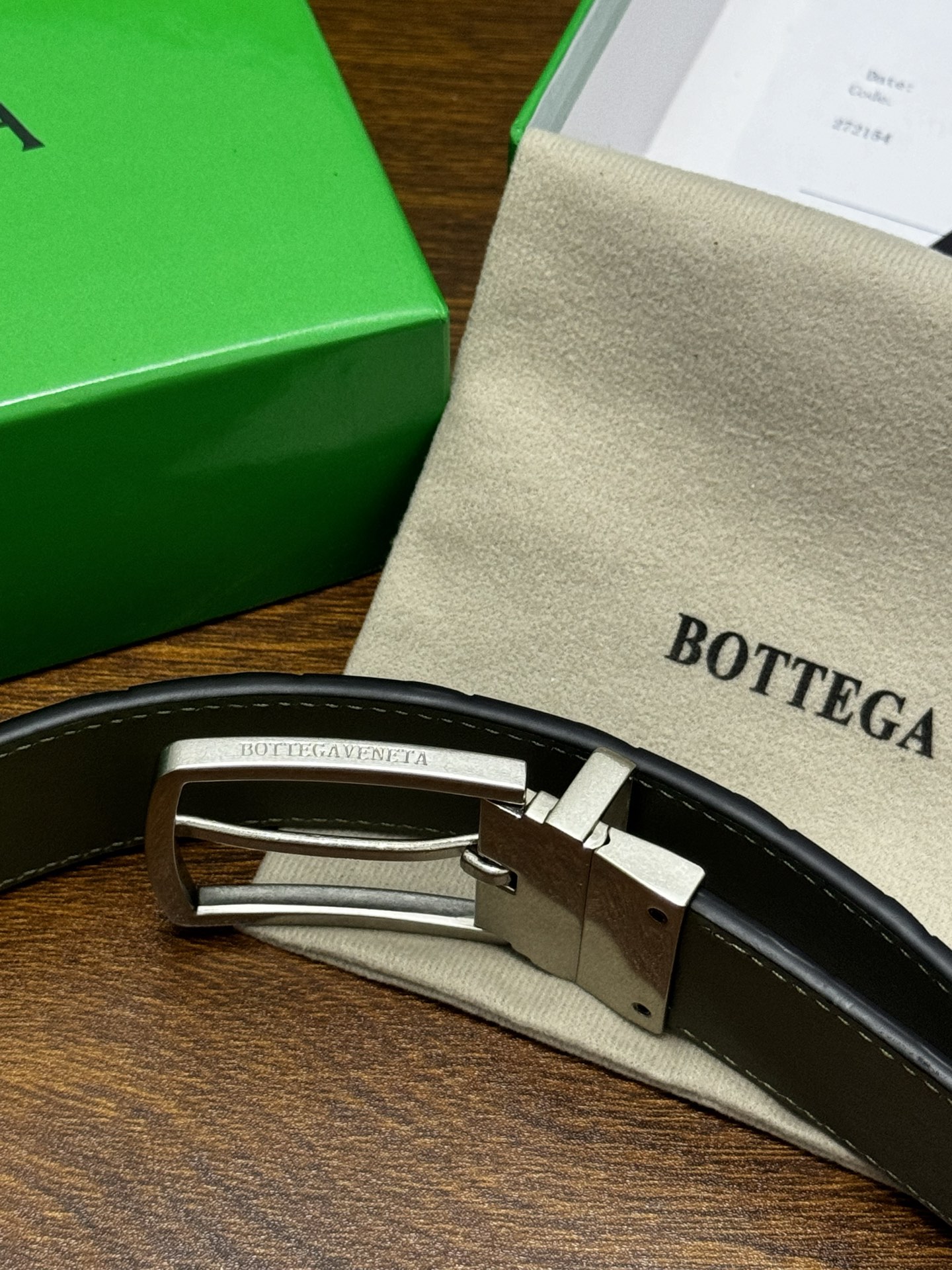 BOTTEGA VENETA   3.5cm     黑色/鳄鱼绿底 Intrecciato编织皮革双面腰带，金属可旋转